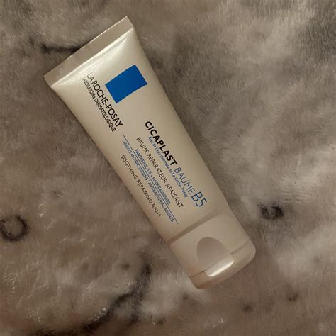 La Roche-Posay Cicaplast Baume B5 Soothing Repairing Balm 40ml not only enhances the healing process, helping repair the skin but also reduces feelings of discomfort soothing irritation and redness. . La roche posay cicaplast baume b5 fungal acne